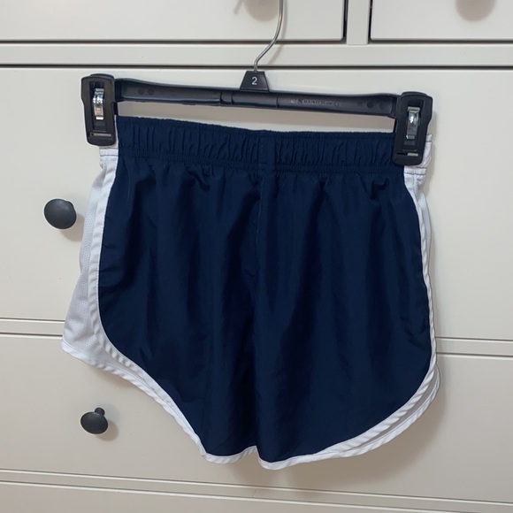 nike bundle: 3 tanks, 2 shorts - Picture 9 of 11